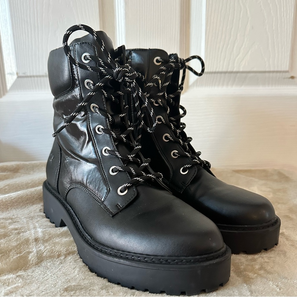 Women’s Calvin Klein Black Sallon Lace-Up Ankle Boot w/Lug Sole & Side Zip 9.5M